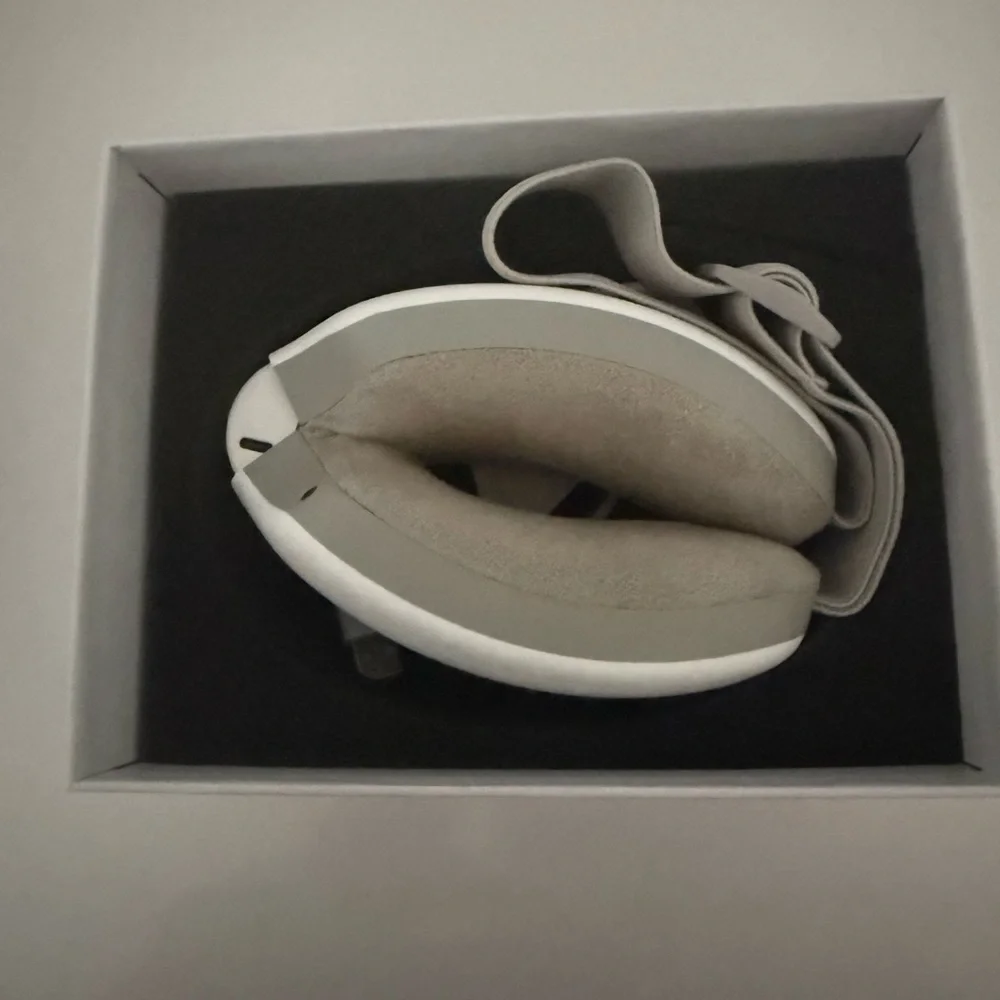 White Heated Eye Massager with Vibration Therapy